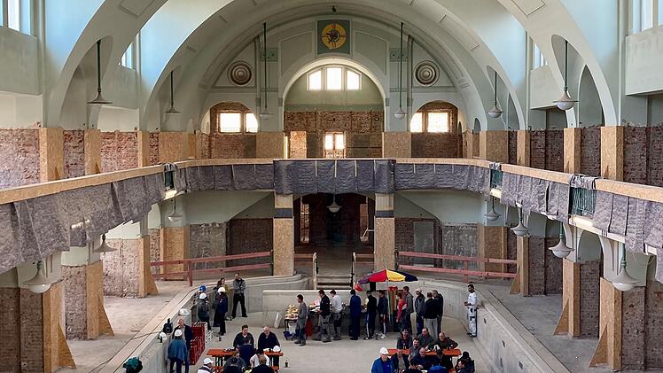 N&uuml;rnberg: Becken im Volksbad erfolgreich betoniert - Bauarbeiter und Projektleiter feiern "Beckenfest"