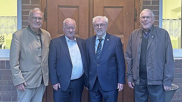 Mitglieder des F&ouml;rdervereins &bdquo;Chorakademie Wei&szlig;enohe&ldquo; begl&uuml;ckw&uuml;nschen den Altb&uuml;rgermeister (v.&nbsp;l.): Eduard N&ouml;th, Rudolf Braun, Herbert Meier und Manfred Reichl.