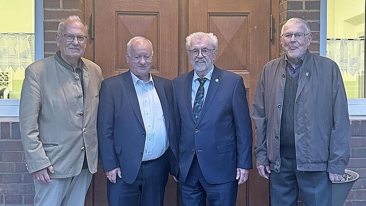 Mitglieder des F&ouml;rdervereins &bdquo;Chorakademie Wei&szlig;enohe&ldquo; begl&uuml;ckw&uuml;nschen den Altb&uuml;rgermeister (v.&nbsp;l.): Eduard N&ouml;th, Rudolf Braun, Herbert Meier und Manfred Reichl.