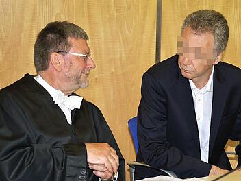 Ulrich S. (Mitte) am Mittwoch im Gerichtssaal; links Verteidiger Hans-Heinrich Eidt. Foto: Oliver Schmidt