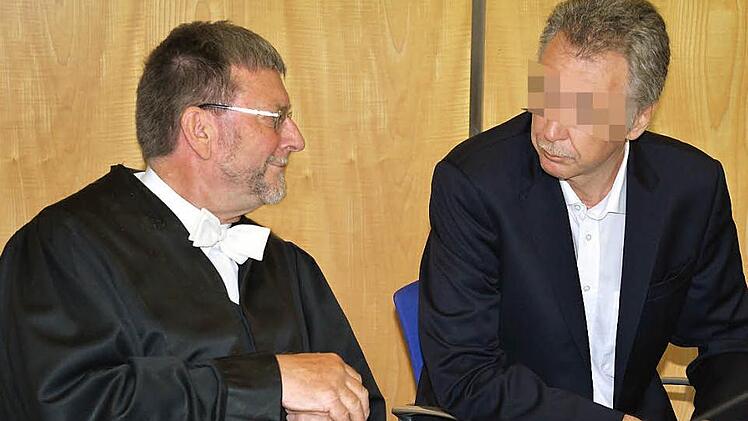 Ulrich S. (Mitte) am Mittwoch im Gerichtssaal; links Verteidiger Hans-Heinrich Eidt. Foto: Oliver Schmidt