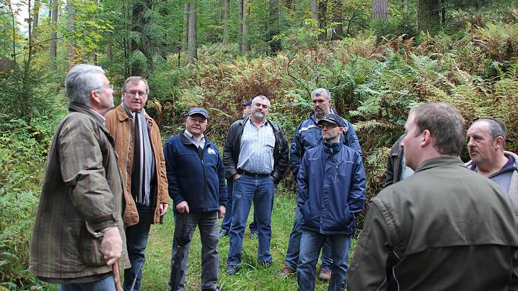 Ludwig Freiherr von Lerchenfeld und WBV-Vorsitzender Georg Konrad (von links) im Gespräch mit Kronacher Waldbesitzern