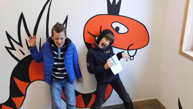 Jaro (links) aus Kronach und Lenz aus Ebneth waren am Samstag bei der ersten Kinder-Uni-Vorlesung in Kronach. Da ging's um Drachen und Drachentöter im Mittelalter. Na! Und fauchen wie richtige Drachen können die beiden auf jeden Fall auch! Foto: Isabelle Epplé