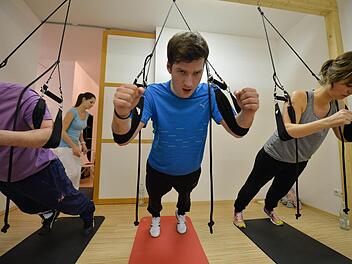 Sling Training im Selbstversuch: Redakteur Alexander Kroh in Aktion. Foto: Ronald Rinklef