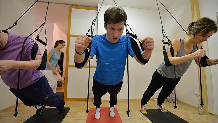 Sling Training im Selbstversuch: Redakteur Alexander Kroh in Aktion. Foto: Ronald Rinklef