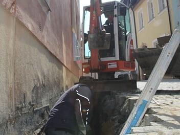 Einen guten Meter tief wird das Rathausfundament derzeit freigelegt. Bis alle Arbeiten an dem Gebäude erledigt sind, wird es Sommer.