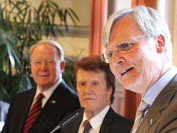 Martin Wansleben, Hauptgeschäftsführer der DIHK (rechts), sprach beim Empfang der IHK zu Coburg. Links der Bundestagsabgeordnete Hans Michelbach (CSU) und IHK-Präsident Friedrich Herdan (Mitte). Foto: Simone Bastian