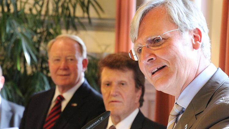 Martin Wansleben, Hauptgeschäftsführer der DIHK (rechts), sprach beim Empfang der IHK zu Coburg. Links der Bundestagsabgeordnete Hans Michelbach (CSU) und IHK-Präsident Friedrich Herdan (Mitte). Foto: Simone Bastian