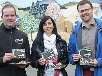 Die Jugendbeauftragten von Marktleugast und Grafengehaig, Manuel Nahr, Irina Klier und Michael Schramm (von links), haben am letzten Wochenende persönlich die Eintrittskarten zum Gruppen-Workshop "Die Schmiede" an die 222 Jugendlichen übergeben. Foto: Klaus-Peter Wulf