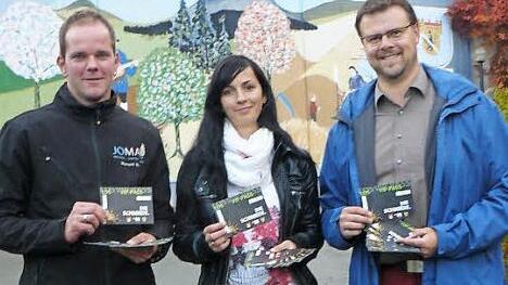 Die Jugendbeauftragten von Marktleugast und Grafengehaig, Manuel Nahr, Irina Klier und Michael Schramm (von links), haben am letzten Wochenende persönlich die Eintrittskarten zum Gruppen-Workshop "Die Schmiede" an die 222 Jugendlichen übergeben. Foto: Klaus-Peter Wulf