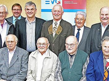 EVG-Ortsverbandsvorsitzender Stephan Koße (hinten, Zweiter von links) mit den für 40 und mehr Mitgliedsjahren geehrten Eisenbahnern aus dem Frankenwald. Besonderer Dank für sein langjähriges Engagement in der Organisation ging an Ludwig Jäckisch aus Kronach (hinten rechts), der 50 Jahre dabei ist. Foto: Klaus Oelzner