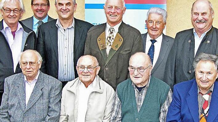 EVG-Ortsverbandsvorsitzender Stephan Koße (hinten, Zweiter von links) mit den für 40 und mehr Mitgliedsjahren geehrten Eisenbahnern aus dem Frankenwald. Besonderer Dank für sein langjähriges Engagement in der Organisation ging an Ludwig Jäckisch aus Kronach (hinten rechts), der 50 Jahre dabei ist. Foto: Klaus Oelzner