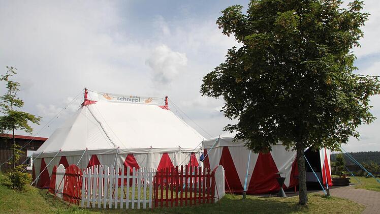 Der Zirkus Schnipp hat ein eigenes Zirkuszelt auf dem Volkersberg aufgestellt. Foto: Ulrike Müller