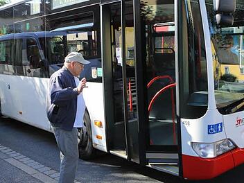 Ortsteile und Weiler im Landkreis Kronach sollen neben zentralen Punkten, Ärzten und Geschäften auch auf Bedarf angefahren werden. Ziel ist es, dass die Bürger auch ohne Auto die Möglichkeit haben, mobil zu sein. Symbolfoto: Barbara Herbst