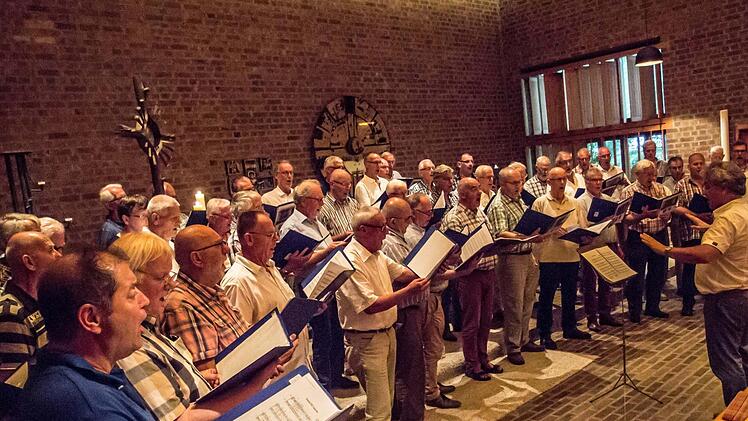 Der "Holland Christian Male Choir" unter Leitung von Freddy Veldkamp beeindruckte seine Zuhörer beim Auftritt in St. Markus in Coburg. Foto: Jochen Berger