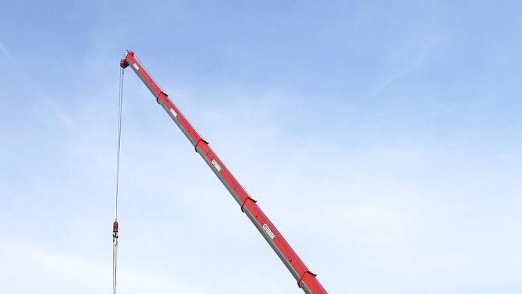 Gestern  hat das  Team des städtischen Bauhofs den  Weihnachtsbaum auf den Neustadter Marktplatz gebracht.Berthold Köhler