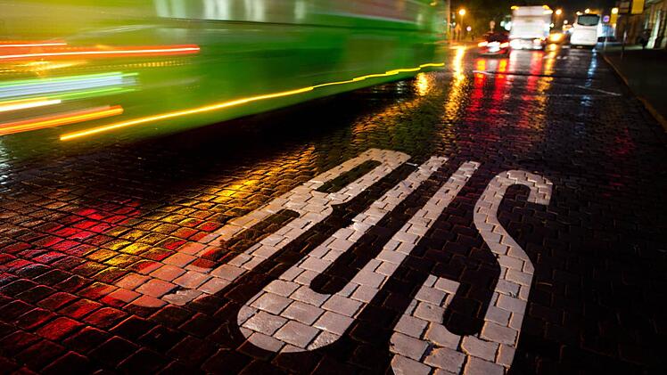 Ein Busfahrer nahm in Nürnberg schwer betrunken seinen Dienst auf. Er rammte ein Wartehäuschen, bretterte an Haltestellen vorbei. Erst nach 30 Kilometern konnte die Polizei ihn stoppen. Symbolfoto: Arno Burgi/dpa