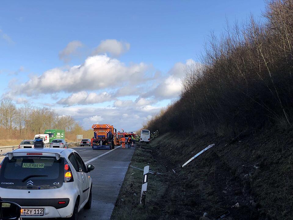 Mittelfranken: Bus mit 26 Schülern verunglückt auf A7 – mehrere Verletzte