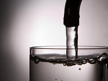 Das Untersteinacher Trinkwasser muss weiter abgekocht werden.  Symbolfoto: Lukas Schulze/dpa