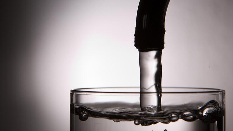 Das Untersteinacher Trinkwasser muss weiter abgekocht werden.  Symbolfoto: Lukas Schulze/dpa