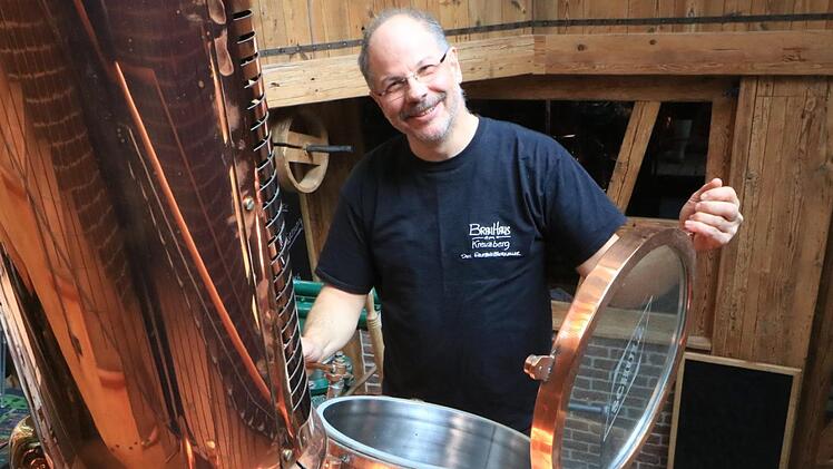 Brauer Norbert Winkelmann braut gerade Märzenbier.  Foto: Josef Hofbauer