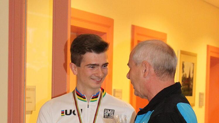 Alfred Pieger gratuliert Lukas Kohl. Foto:  Carmen Schwind