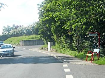 In Waizendorf steht eine der Stegauracher Mitfahrbänke, weil der Gemeindeteil im Gegensatz zu etwa Mühlendorf nicht mit dem Stadtbus an den Kernort angebunden ist. Foto: Hans Kurz