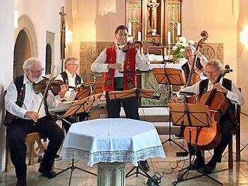 das Salanorchester Ferenc Babari aus Nürnberg spielt sein zweites Konzert in der Schlosskriche in Unterleinleiter.  Foto: privat