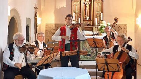 das Salanorchester Ferenc Babari aus Nürnberg spielt sein zweites Konzert in der Schlosskriche in Unterleinleiter.  Foto: privat