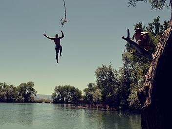 Zu einem schweren Unfall ist es an einem Badesee gekommen. Ein Junge hat sich dabei seinen Arm abgerissen. Symbolfoto: Free Photos/Pixabay