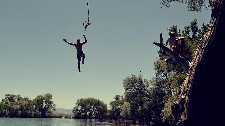 Zu einem schweren Unfall ist es an einem Badesee gekommen. Ein Junge hat sich dabei seinen Arm abgerissen. Symbolfoto: Free Photos/Pixabay