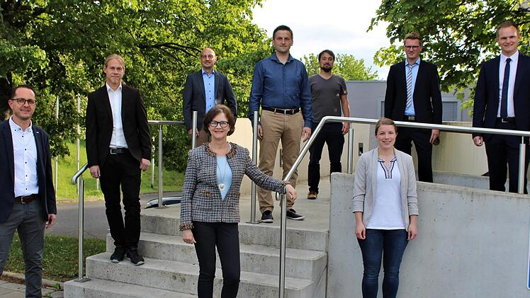 Die Neuen im Gemeinderat Oerlenbach (von links): Steffen Hartung, Markus Bambach, Fabian Wahler, Brigitte Ferger, André Keller, Matthias Wetterich, Michael Kuhn, Stefanie Faulstich und ganz rechts Bürgermeister Nico Rogge.  Fotos: Werner Vogel
