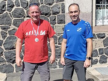 F&uuml;r zehnmalige Teilnahme an der Kreuzbergwanderung wurde Martin Metz (links) vom 1. Vorsitzenden des TSV Arnshausen, Holger Schmitt, mit einer Medaille geehrt.