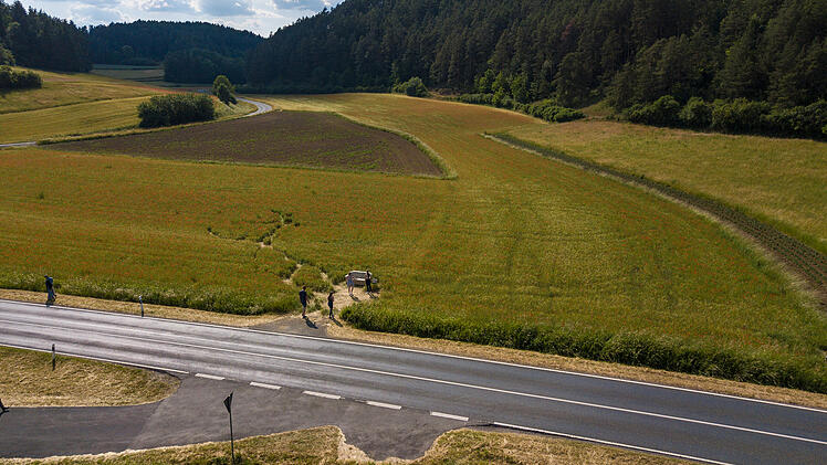 Fränkische Schweiz: Sofa im Mohnfeld wird zu neuem Fotospot - "Schnapsidee" als Hit