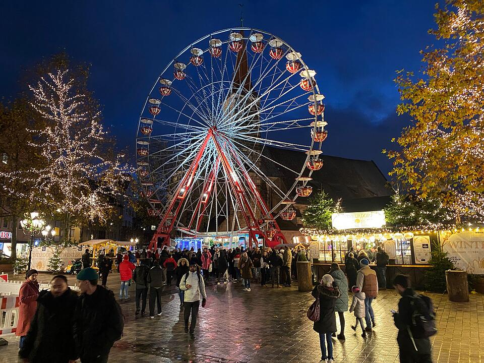 Glühwein, Bratwurst - Und Riesenrad: Winterdorf in Nürnberg eröffnet