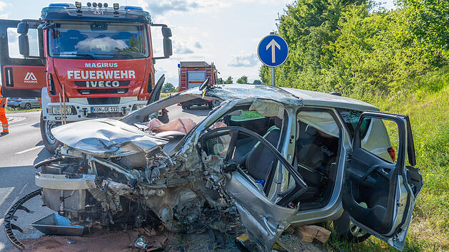 Frontalzusammenstoß auf der B279 bei Großeibstadt – Senior schwebt in Lebensgefahr