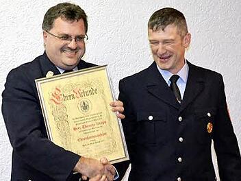 Thomas Krapp (links) wird nach 24 Jahren als Kommandant verabschiedet und von Vorsitzendem Klaus Wendler zum Ehrenkommandanten ernannt.  Foto: Thomas Micheel