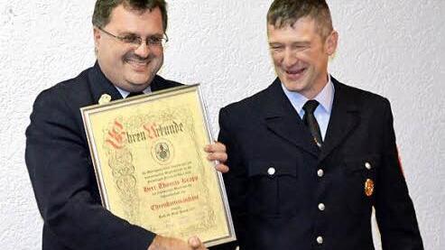 Thomas Krapp (links) wird nach 24 Jahren als Kommandant verabschiedet und von Vorsitzendem Klaus Wendler zum Ehrenkommandanten ernannt.  Foto: Thomas Micheel