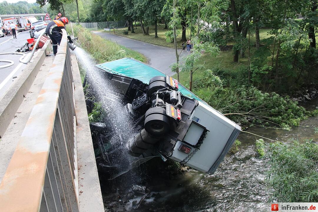 c_Lkw abgestürzt Unfall 08