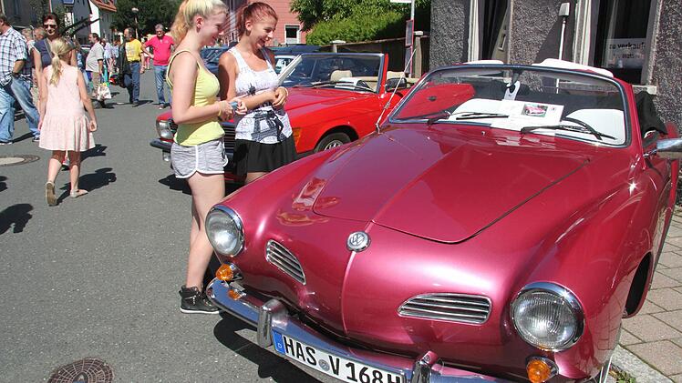 Vor dem pinkfarbenen Karmann Ghia bleiben die Mädels verzückt stehen.