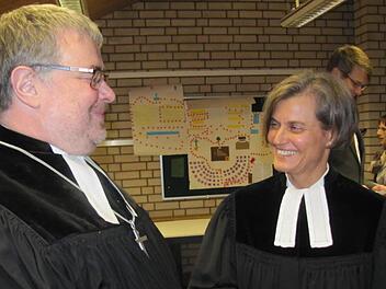 Dekan Christoph Liebst führte am Sonntag in der St.-Lukas-Kirche am Ketschendorfer Hang Pfarrerin Sterzinger als neue Seelsorgerin der Gemeinde ein.  Foto: Martin Koch