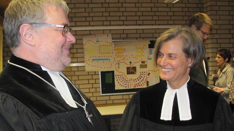 Dekan Christoph Liebst führte am Sonntag in der St.-Lukas-Kirche am Ketschendorfer Hang Pfarrerin Sterzinger als neue Seelsorgerin der Gemeinde ein.  Foto: Martin Koch