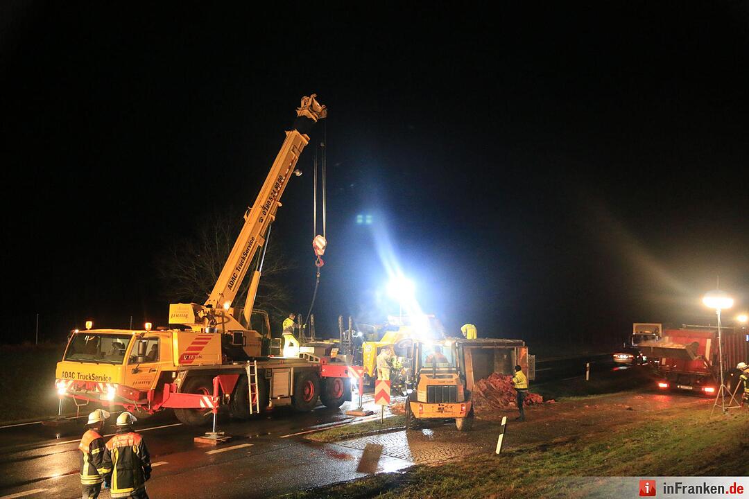 Lkw mit Schlachtabfällen kippt auf B505 um
