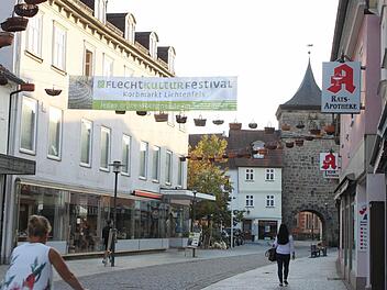 Bummeln durch die bereits für den Korbmarkt geschmückte Innere Bamberger Straße, ohne auf Autos Rücksicht nehmen zu müssen - daran wird sich definitiv zumindest bis Ende 2017 nichts ändern. Foto: Popp