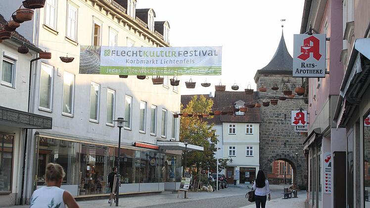Bummeln durch die bereits für den Korbmarkt geschmückte Innere Bamberger Straße, ohne auf Autos Rücksicht nehmen zu müssen - daran wird sich definitiv zumindest bis Ende 2017 nichts ändern. Foto: Popp