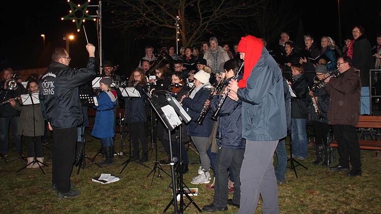 Die Adelsdorfer Musikanten und der Chor Harmonie Neuhaus traten gemeinsam auf. Foto: Johanna Blum
