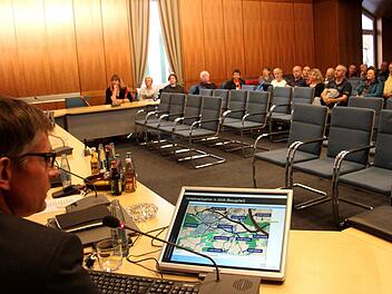 Nur rund 30 Zuhörer waren in den Sitzungssaal gekommen, um sich von Matthias Kölle (l.) die Ergebnisse einer neuen Verkehrsuntersuchung vorstellen zu lassen. Foto: Richard Sänger