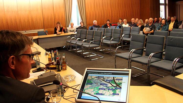 Nur rund 30 Zuhörer waren in den Sitzungssaal gekommen, um sich von Matthias Kölle (l.) die Ergebnisse einer neuen Verkehrsuntersuchung vorstellen zu lassen. Foto: Richard Sänger