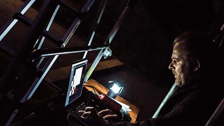 Mit einer Live-Installation beteiligt sich der Lichtkünstler Philipp Geist am Samstag an der 13. Coburger Museumsnacht. Am Donnerstag richtete er seine Installation im Hof der Veste ein.Foto: Jochen Berger