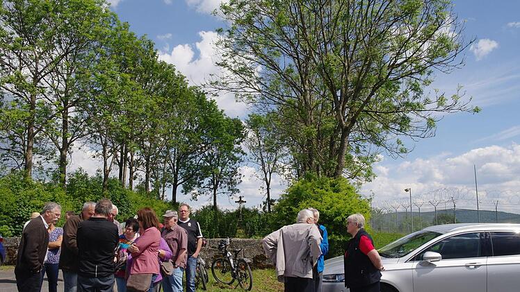 Direkt neben dem alten Munitionslager der US-Army trafen sich Besucher am Reußendorfer Friedhof.  Foto: Stephanie Elm